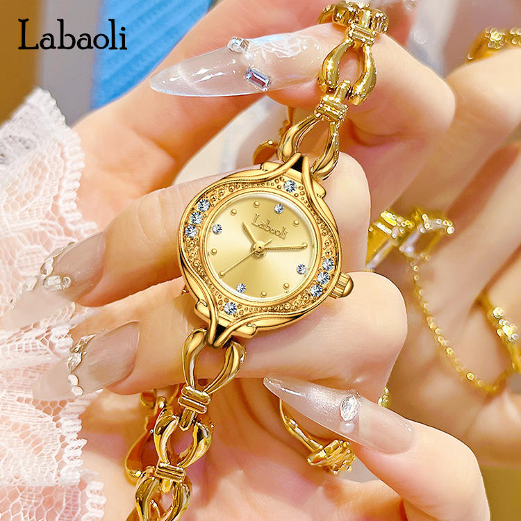Montre doré à quartz pour femme au design rétro